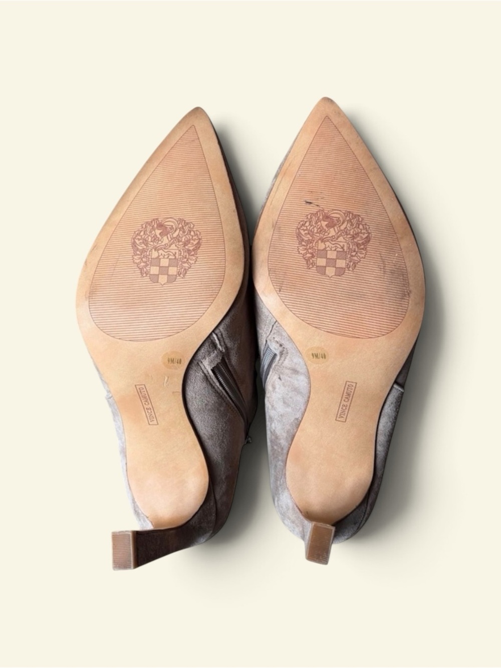 Vince Camuto Selsta Suede Ankle Booties Taupe V-Cut Pointed Toe Heel Size 9 Boho - Picture 6 of 7